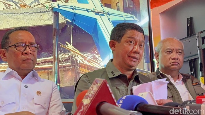 Kepala BNPB bersama Menko PMK Pratikno di posko gabungan Ponpes Al Khoziny.