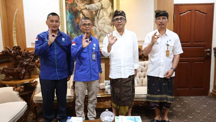 Kepala Stasiun Geofisika Denpasar Rully Oktavia Hermawan dan Wali Kota Denpasar IGN Jaya Negara seusai membahas Desa Sanur Kauh sebagai lokasi pelaksanaan Sekolah Lapang Gempa bumi dan Tsunami (SLG), Kamis (2/10/2025).