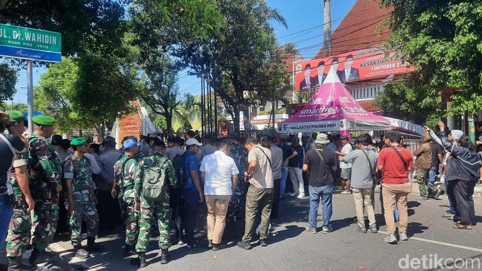 Suasana kericuhan di depan DPRD Pati siang tadi, Kamis (2/10/2025).