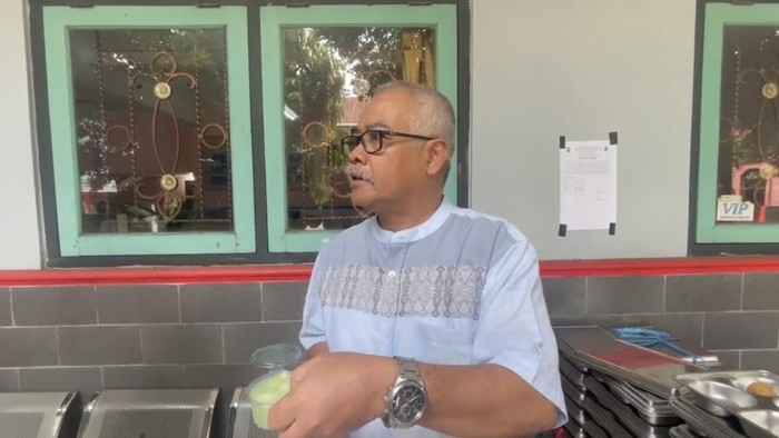 Ketua Dewan Pendidikan Kabupaten Semarang, Joko Sriyono mencoba membaui puding menu MBG yang diduga basi di SDN 01 Ungaran, Kecamatan Ungaran, Kabupaten Semarang, Selasa (30/9/2025).