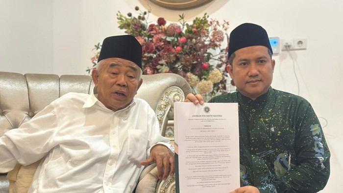 Ketum JKSN KH Asep Saifuddin (baju putih)