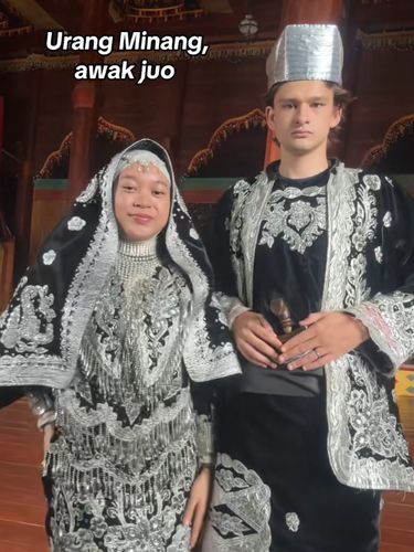 Kisah Cinta Pasangan Beda Negara Kisah cinta pasangan beda negara, bule asal Belanda ini menikah dengan wanita Minang mendadak viral di media sosial. Pasangan Qifa Rahmadhany dan Chris Van Maarseveen.