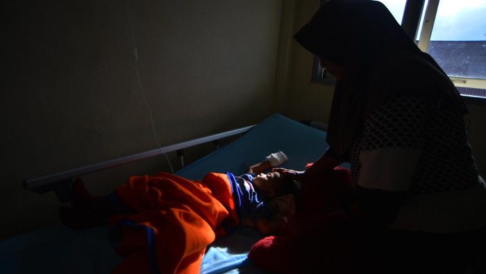 Sejumlah anak yang diduga menjadi korban keracunan MBG dirawat di bangsal anak RSUD Lubuk Basung, Agam, Sumatera Barat, Kamis (2/10/2025). Berdasarkan data Pemkab Agam, sebanyak 86 orang menjadi korban terindikasi keracunan makanan program Makan Bergizi Gratis (MBG) di Lubuk Basung pada Rabu (1/10) yang membuat pemerintah daerah menetapkan status Kejadian Luar Biasa (KLB) kasus keracunan. ANTARA FOTO/Iggoy el Fitra/bar