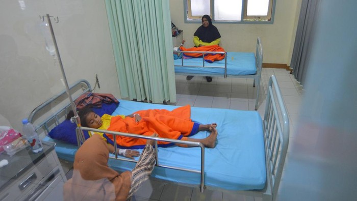 Sejumlah anak yang diduga menjadi korban keracunan MBG dirawat di bangsal anak RSUD Lubuk Basung, Agam, Sumatera Barat, Kamis (2/10/2025). Berdasarkan data Pemkab Agam, sebanyak 86 orang menjadi korban terindikasi keracunan makanan program Makan Bergizi Gratis (MBG) di Lubuk Basung pada Rabu (1/10) yang membuat pemerintah daerah menetapkan status Kejadian Luar Biasa (KLB) kasus keracunan. ANTARA FOTO/Iggoy el Fitra/bar