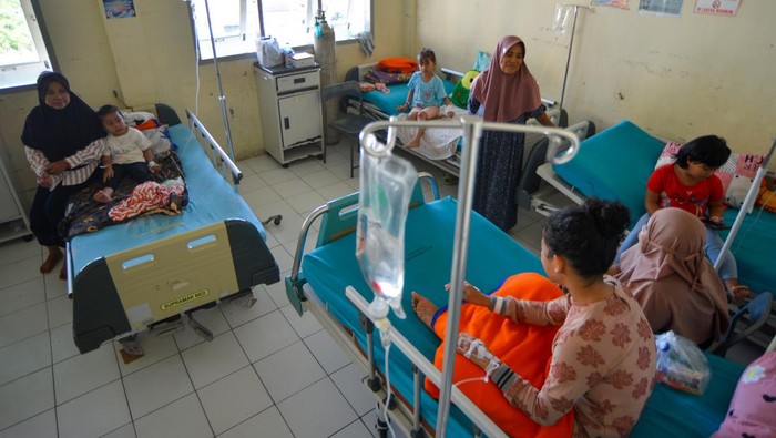 Sejumlah anak yang diduga menjadi korban keracunan MBG dirawat di bangsal anak RSUD Lubuk Basung, Agam, Sumatera Barat, Kamis (2/10/2025). Berdasarkan data Pemkab Agam, sebanyak 86 orang menjadi korban terindikasi keracunan makanan program Makan Bergizi Gratis (MBG) di Lubuk Basung pada Rabu (1/10) yang membuat pemerintah daerah menetapkan status Kejadian Luar Biasa (KLB) kasus keracunan. ANTARA FOTO/Iggoy el Fitra/bar