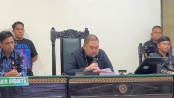 Pembacaan vonis terhadap pria berinisial RH (18), terdakwa kasus pembunuhan sadis bocah perempuan inisial MZA (10) di Kolaka Timur.