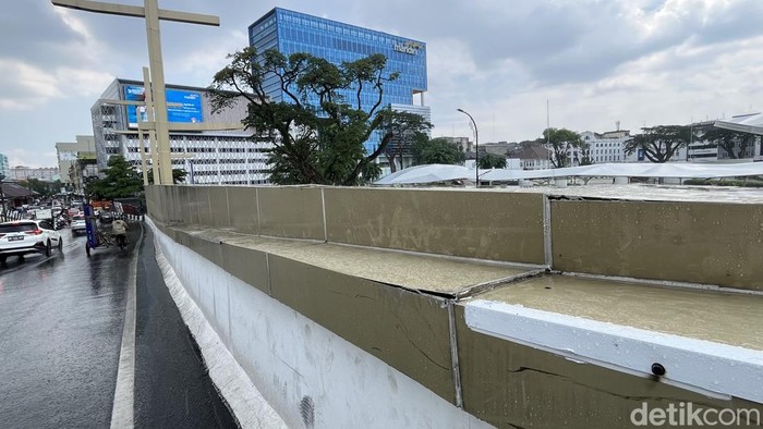Kondisi overpass KAI Medan yang kupak kapik. (Kartika Sari/detikSumut)