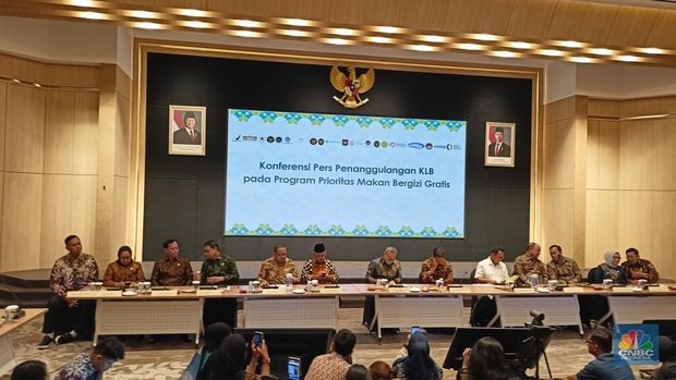 Konferensi pers  Penanggulangan KLB program MBG. (CNBC Indonesia/Ferry Sandi)