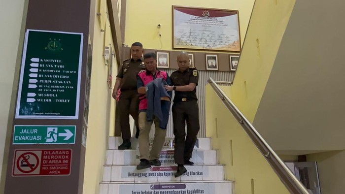 Eks Sekretaris KPUD Bengkulu Selatan Siptoriusman saat digiring petugas Kejari