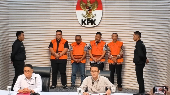 KPK tahan 4 tersangka kasus suap dana hibah Jatim (Kurniawan/detikcom)