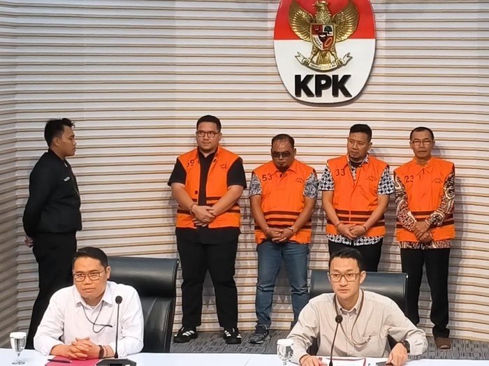 KPK tahan 4 tersangka kasus suap dana hibah Jatim (Kurniawan/detikcom)