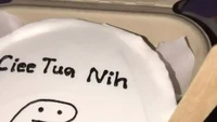 Alih-alih ucapan selamat ulang tahun, penghinaan tipis dituliskan di atas kue ini. ‘Ciee tua nih,’ begitu ucapan yang diterima seorang netizen. Foto: Instagram/chadfolkshit