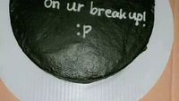 Disangka kue ulang tahun, ternyata kiriman ini untuk merayakan hal berbeda. Seorang netizen mendapat ucapan selamat atas putusnya hubungan asmara lewat kue. Foto: Instagram/chadfolkshit