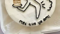 Gaya kocak tak hanya dari pemilihan katanya saja. Kue ulang tahun ini menggambarkan karakter pria yang buang angin. Foto: Instagram/chadfolkshit
