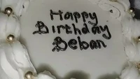 Saking dekatnya, kue ulang tahun dengan ucapan yang tak terlalu sopan bisa dianggap jenaka. Ada seorang netizen yang mendapatkan kue ulang tahun dari kerabatnya bertuliskan ‘Happy Birthday Beban.’ Foto: Instagram/chadfolkshit