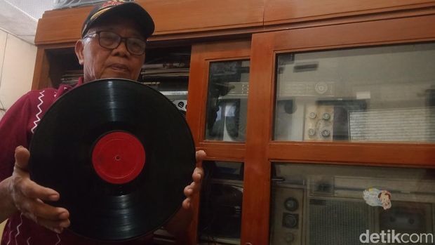 Penampakan piringan hitam album Lilis Suryani, yang berisi lagu Genjer-Genjer milik Sutrisno di Jatinom, Klaten, Kamis (2/10/2025).
