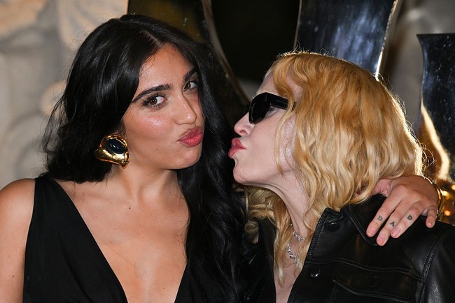 Keduanya berbagi momen manis. Lourdes tampak memberi kecupan pada sang ibu, sementara Madonna terlihat menyandarkan kepala di bahu putrinya—sebuah gestur intim yang jarang diperlihatkan di depan publik. Terakhir kali Madonna dan Lourdes menghadiri fashion week bersama pada 2022, di pergelaran Tom Ford Spring 2023 Ready-to-Wear. Foto: WireImage/Dominique Charriau