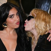 Keduanya berbagi momen manis. Lourdes tampak memberi kecupan pada sang ibu, sementara Madonna terlihat menyandarkan kepala di bahu putrinya—sebuah gestur intim yang jarang diperlihatkan di depan publik. Terakhir kali Madonna dan Lourdes menghadiri fashion week bersama pada 2022, di pergelaran Tom Ford Spring 2023 Ready-to-Wear. Foto: WireImage/Dominique Charriau