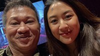 Mang Saswi bertemu Sherina lagi setelah 25 tahun. Itu momen di mana film yang mereka bintangi, Petualangan Sherina, rilis, yakni Juni 2000. (Foto: dok Instagram mangsaswireal)