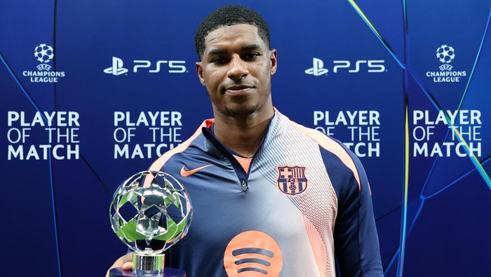 marcus rashford barcelona newcastle vs barcelona liga champions manchester united man united NEWCASTLE UPON TYNE, ENGLAND - SEPTEMBER 18: Marcus Rashford of FC Barcelona poses for a photo with the PlayStation Player Of The Match award after the teams victory in the UEFA Champions League 2025/26 League Phase MD1 match between Newcastle United FC and FC Barcelona at St James Park on September 18, 2025 in Newcastle upon Tyne, England. (Photo by Michael Regan - UEFA/UEFA via Getty Images)