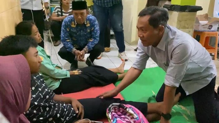Wakil Bupati Ngawi Dwi Rianto Jatmiko saat mengunjungi siswa keracunan MBG
