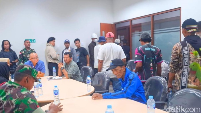 Mediasi warga dan PT PRI terkait blokade jalan akses pembuangan limbah.