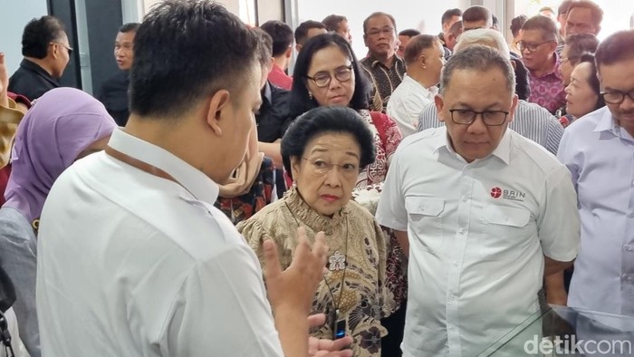 Ketua Dewan Pengarah Badan Riset dan Inovasi Nasional (BRIN), Megawati Soekarnoputri saat meninjau maket Kantor BRIN, Playen, Gunungkidul, Kamis (2/10/2025).