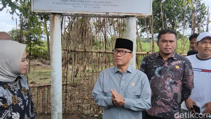 Mendes PDT Yandri Susanto meninjau dua desa yang dilelang di wilayah Kecamatan Sukamakmur, Bogor, Jawa Barat. Dia menjelaskan duduk perkaranya. (Rizky AM/detikcom)
