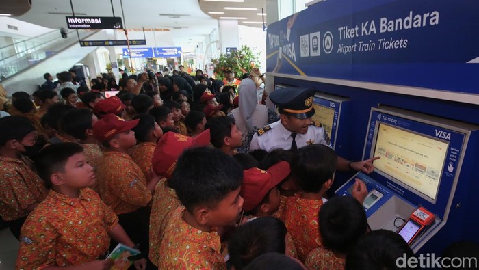 Siswa-siswi sekolah dasar memperingati hari batik dengan mengikuti program C-Taditur berupa tur kereta bandara dari dari Stasiun BNI City menuju Stasiun Bandara Soekarno Hatta, Jakarta, Kamis (2/10/2025).