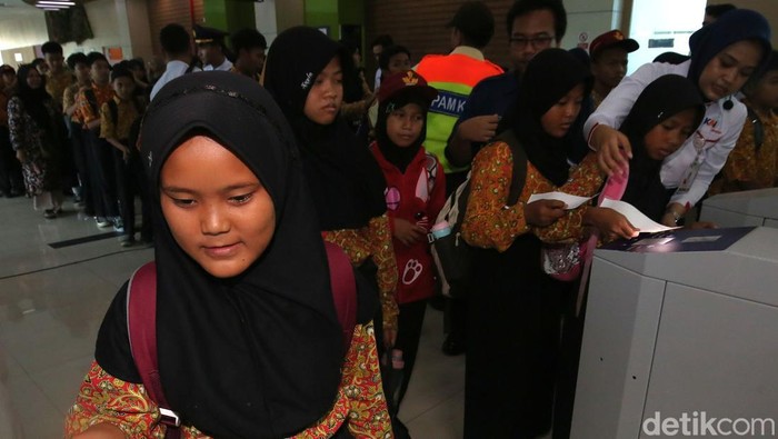 Siswa-siswi sekolah dasar memperingati hari batik dengan mengikuti program C-Taditur berupa tur kereta bandara dari dari Stasiun BNI City menuju Stasiun Bandara Soekarno Hatta, Jakarta, Kamis (2/10/2025).