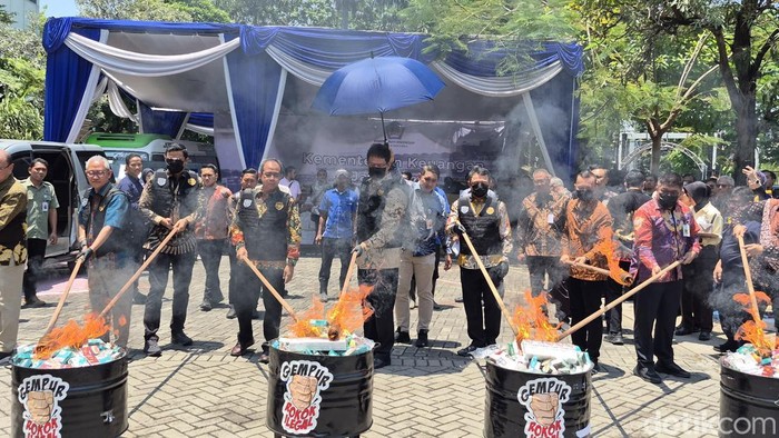 Menkeu Purbaya saat pemusnahan rokok ilegal di Surabaya