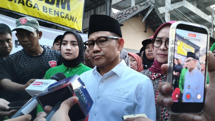 Menko Pemberdayaan Sosial, Abdul Muhaimin Iskandar saat mengunjugi lokasi ambruknya bangunan di Ponpes Al Khoziny, Sidoaro