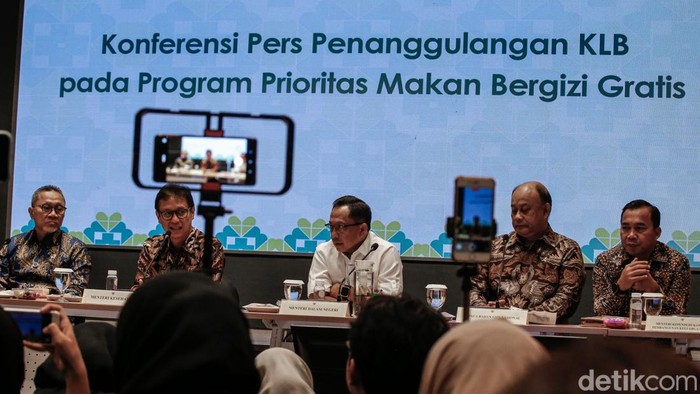 Sejumlah Kementerian dan Lembaga saat konferensi pers terkait Penanggulangan KLB pada Program Prioritas MBG di Gedung Kemenkes, Jakarta, Kamis (2/10/2025).