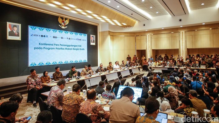 Sejumlah Kementerian dan Lembaga saat konferensi pers terkait Penanggulangan KLB pada Program Prioritas MBG di Gedung Kemenkes, Jakarta, Kamis (2/10/2025).