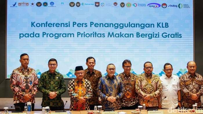 Sejumlah Kementerian dan Lembaga saat konferensi pers terkait Penanggulangan KLB pada Program Prioritas MBG di Gedung Kemenkes, Jakarta, Kamis (2/10/2025).