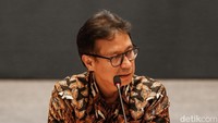 Sementara itu Menteri Kesehatan Budi Gunadi Sadikin berbicara soal kemungkinan masalah keracunan makan bergizi gratis (MBG) naik statusnya menjadi kejadian luar biasa (KLB) nasional. Seperti yang diketahui, sejumlah daerah di Indonesia menetapkan status KLB imbas keracunan usai makan menu MBG.