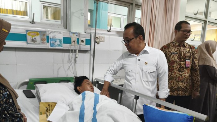 Menteri Koordinator Pembangunan Manusia dan Kebudayaan (PMK) Pratikno menjenguk salah satu santri Al Khoziny yang selamat