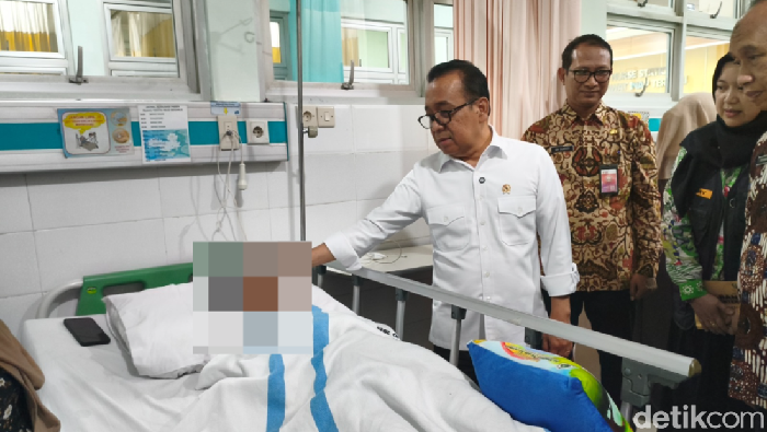 Menteri PMK Pratikno saat menemui santri di RSUD Sidoarjo