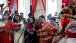 Meriah, Umat Hindu Rayakan Durga Puja dengan Tarian Tradisional di Kolkata