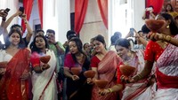 Selain tarian, perayaan juga ditandai dengan doa bersama, persembahan sesaji, hingga arak-arakan patung Dewi Durga yang menggambarkan kemenangan kebaikan melawan kejahatan. Ribuan umat Hindu maupun wisatawan lokal dan mancanegara turut hadir menyaksikan kemeriahan tersebut. REUTERS/Sahiba Chawdhary