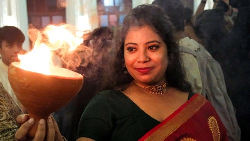 Suasana Kota Kolkata, India, dipenuhi kemeriahan saat umat Hindu merayakan festival Durga Puja pada Rabu (1/10/2025). Perayaan yang merupakan salah satu festival keagamaan terbesar di India itu berlangsung meriah dengan berbagai ritual dan pertunjukan seni tradisional. REUTERS/Sahiba Chawdhary