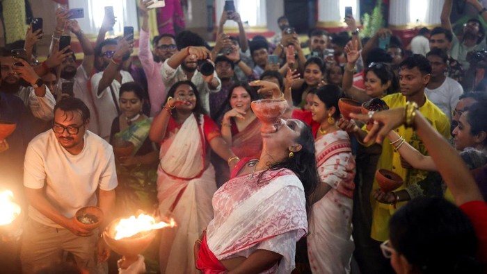Suasana Kota Kolkata, India, dipenuhi kemeriahan saat umat Hindu merayakan festival Durga Puja pada Rabu (1/10/2025). Perayaan yang merupakan salah satu festival keagamaan terbesar di India itu berlangsung meriah dengan berbagai ritual dan pertunjuka