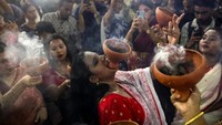 Umat Hindu menampilkan tarian tradisional Bengali Dhunuchi di dalam rumah leluhur untuk menandai perayaan festival Durga Puja, di Kolkata, India, Rabu (1/9/2025). REUTERS/Sahiba Chawdhary