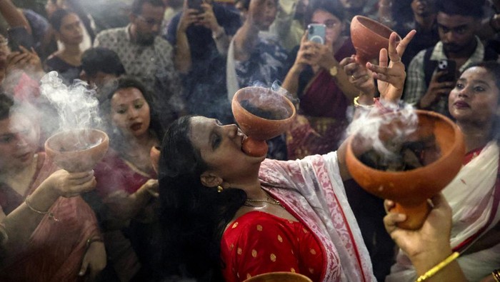 Suasana Kota Kolkata, India, dipenuhi kemeriahan saat umat Hindu merayakan festival Durga Puja pada Rabu (1/10/2025). Perayaan yang merupakan salah satu festival keagamaan terbesar di India itu berlangsung meriah dengan berbagai ritual dan pertunjukan seni tradisional. REUTERS/Sahiba Chawdhary