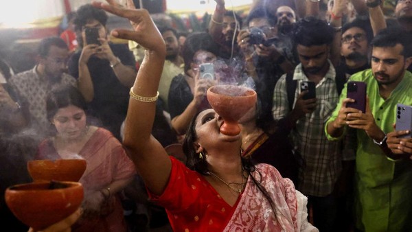 Meriah, Umat Hindu Rayakan Durga Puja dengan Tarian Tradisional di Kolkata