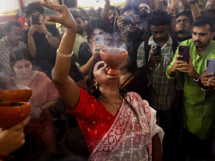 Meriah, Umat Hindu Rayakan Durga Puja dengan Tarian Tradisional di Kolkata