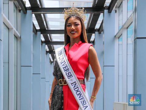 Miss Universe Indonesia 2025, Sanly Liuu saat berkunjung ke kantor CNBC Indonesia di Jakarta, Kamis (2/10/2025). (CNBC Indonesia/Faisal Rahman)