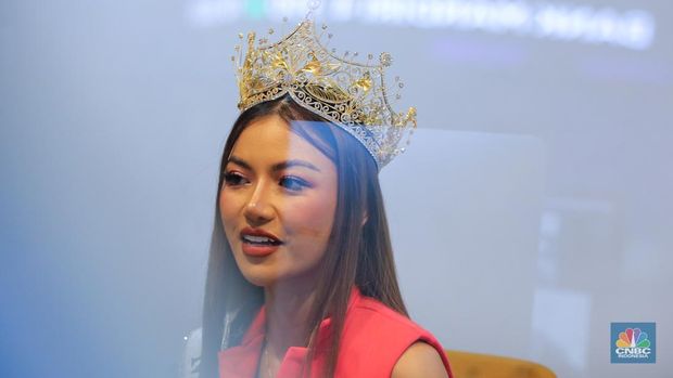 Miss Universe Indonesia 2025, Sanly Liuu saat berkunjung ke kantor CNBC Indonesia di Jakarta, Kamis (2/10/2025). (CNBC Indonesia/Faisal Rahman)