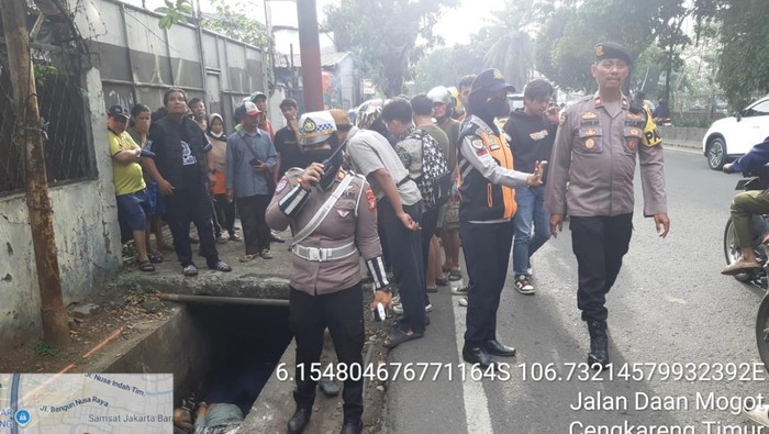 Motor Kecelakaan hingga Masuk Got di Jl Daan Mogot, Pengemudi Tewas
