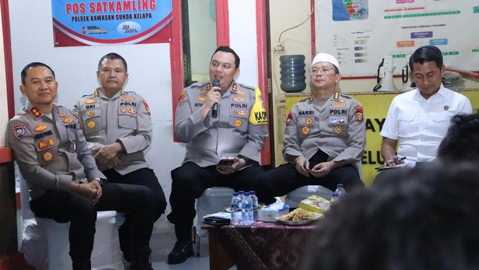 Ngopi Kamtibmas Jaga Lingkungan di Pos Satkamling RW.001, Muara Angke, pada Rabu malam (1/10/2025).